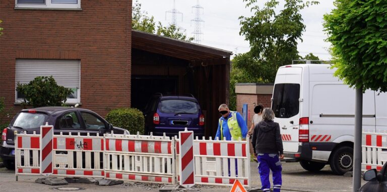 Die Waltroper Feuerwehr hat das Gasleck an der Lauenburger Straße abgesperrt – die Reparatur ist im Gange.