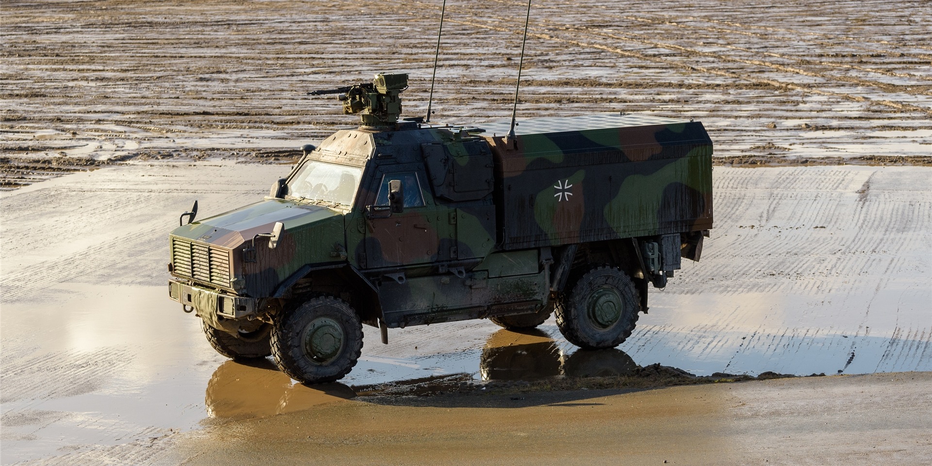 Das Allschutz-Transport-Fahrzeug vom Typ Dingo der Bundeswehr steht auf dem Truppenübungsplatz.