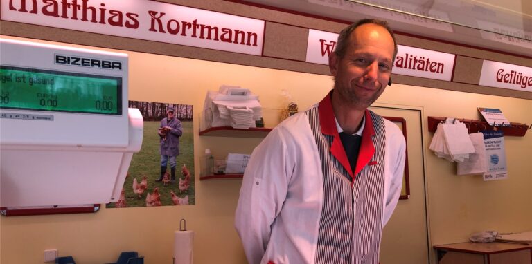 Mathias Kortmann von „Kortmann`s Hof“ steht in seinem Marktwagen, auf dem Castroper Altstadt-Markt, wo er Wild, Geflügel und Eier verkauft.