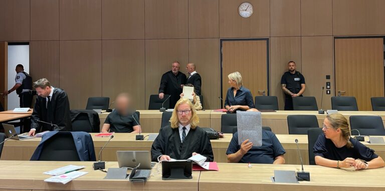 Die Angeklagten im „Ostring-Prozess“ sitzen kurz vor Prozessbeginn im Gerichtssaal in Bochum.