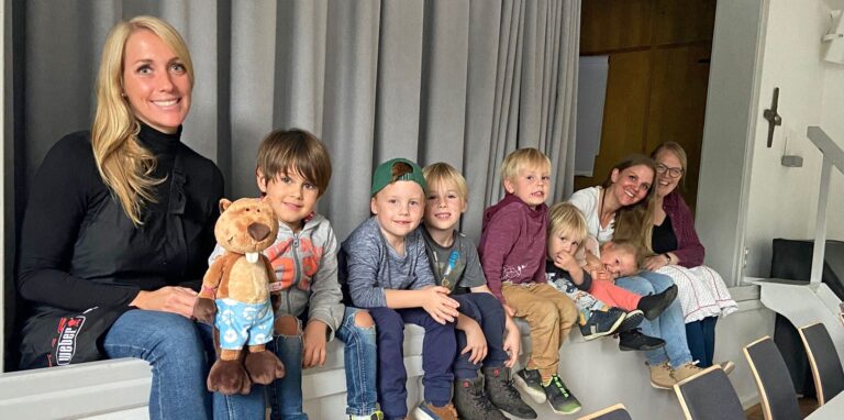 Die Oer-Erkenschwicker Biber haben sich im Pfarrhaus St. Peter und Paul getroffen. Maskottchen Barry durfte dabei natürlich nicht fehlen. V.l.: Anjana Weber (Ernährungsberaterin), Faris, Fabian, Jaro, Paul, Joa, Edda, Linda Gralla (Leiterin) und Judith Krugmann (Leiterin).