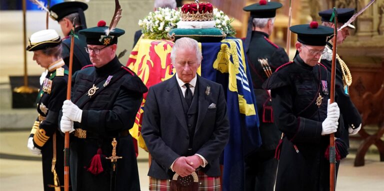 Großbritanniens König Charles III. (M), Prinzessin Anne (l), Prinz Andrew und Prinz Edward halten eine Mahnwache am Sarg von Königin Elizabeth II. in der St. Giles‘ Cathedral.
Service