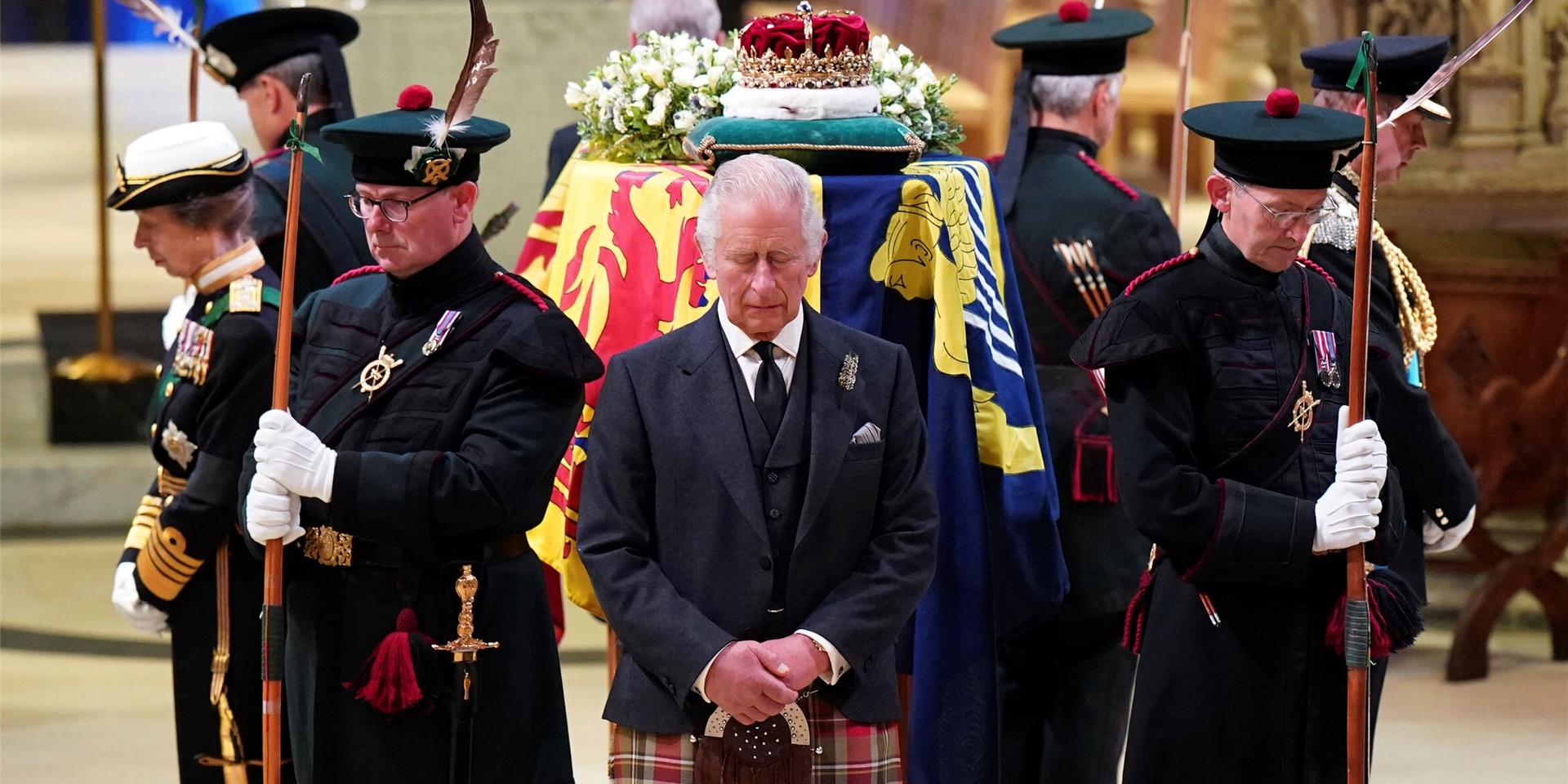 Großbritanniens König Charles III. (M), Prinzessin Anne (l), Prinz Andrew und Prinz Edward halten eine Mahnwache am Sarg von Königin Elizabeth II. in der St. Giles‘ Cathedral.
Service