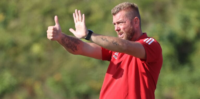 Castrops Trainer Tino Westphal (im Bild) und sein Mitstreiter Damian Liedtke haben selbst Sperren gegen drei ihrer Spieler verhängt.