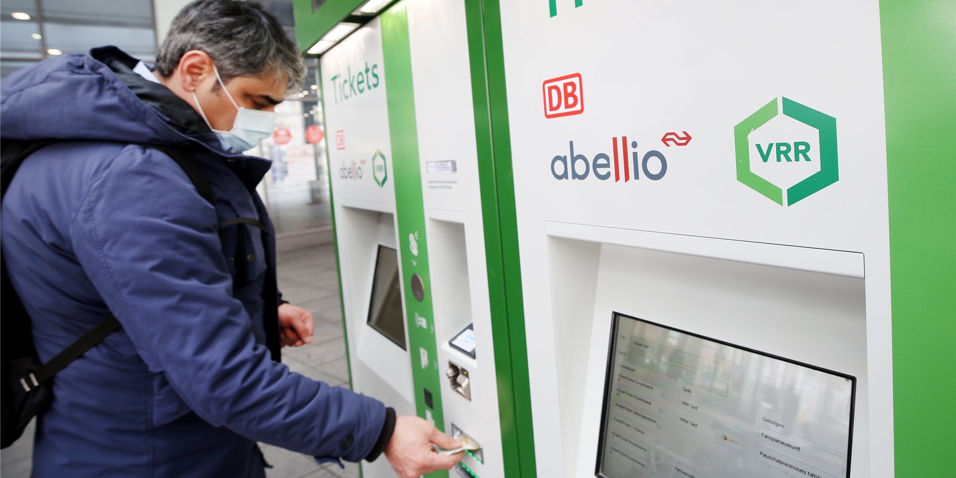 An einem Kartenautomaten des Verkehrsverbundes Rhein-Ruhr (VRR) kauft sich ein Fahrgast ein Ticket.