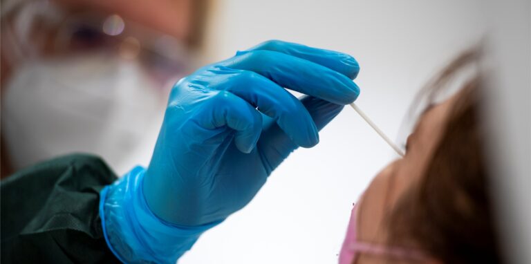 Eine Frau wird in einem Testzentrum auf das Coronavirus getestet.