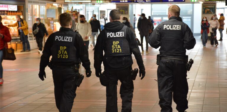 In einem der Geschäfte im Dortmunder Hauptbahnhof konnten Bundespolizisten einen bewaffneten Dieb festnehmen. (Symbolfoto)