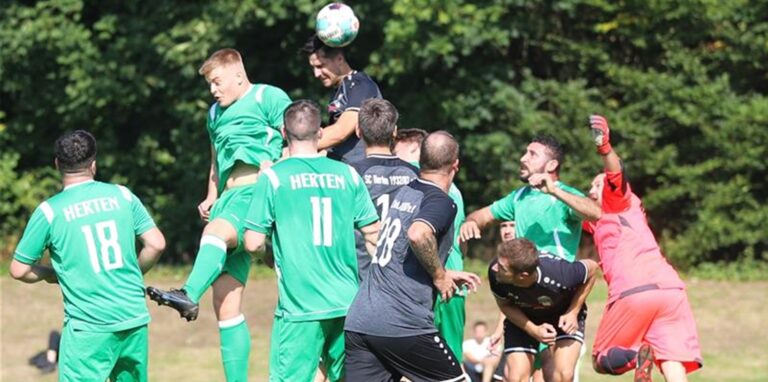 Nach einer Standardsituation gibt es Gewusel um den Ball im Strafraum zwischen der Spvgg. Herten und dem SC Herten.