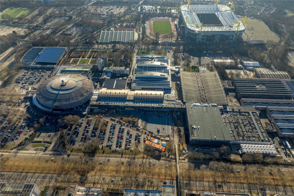 Besucher einer Messe in der Westfalenhalle und Fans im Stadion müssen sich Parkplätze teilen. Die Polizei erwartet eine verschärfte Situation.