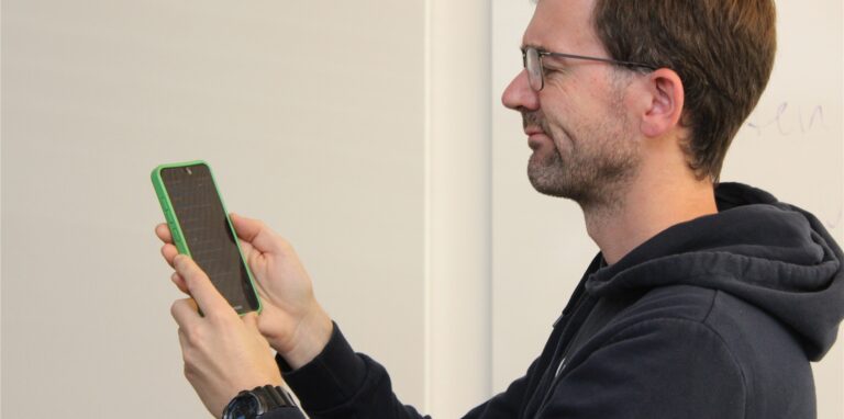 Papa und Autor Thomas Raulf beschäftigt sich in seiner Kolumne „Papatastisch“ diesmal mit einem heiklen Thema – Eltern-Whatsapp-Gruppen.