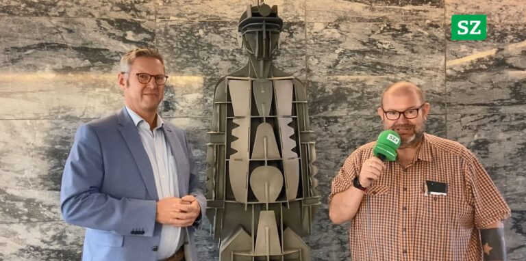 Auch Oer-Erkenschwicks Bürgermeister Carsten Wewers fragt sich: Wohin soll der Stahl-Bergmann blicken, wenn er auf dem Ewaldkreisel steht?