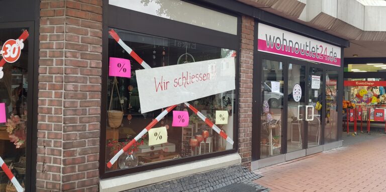 Zu sehen, die Filiale des Wohnoutlet24 in der Altstadt von Castrop-Rauxel. Im Fenster: „Wir schließen!“ sehr groß geschrieben.
