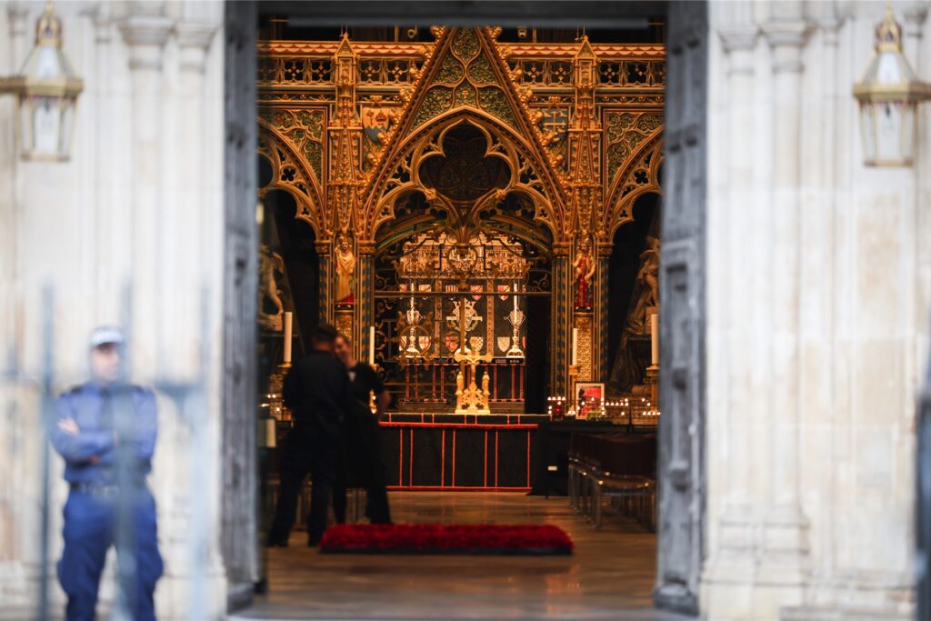 Blick in die Kirche Westminster Abbey während Aufbauarbeiten für die Trauerfeier nach dem Tod von Königin Elizabeth II. Blick in die Kirche Westminster Abbey während Aufbauarbeiten für die Trauerfeier nach dem Tod von Königin Elizabeth II.