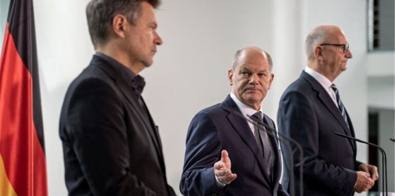 Bundeskanzler Olaf Scholz (M), Bundeswirtschaftsminister Robert Habeck (l) und Brandenburgs Ministerpräsident Dietmar Woidke (r) erläutern das Maßnahmenpaket.