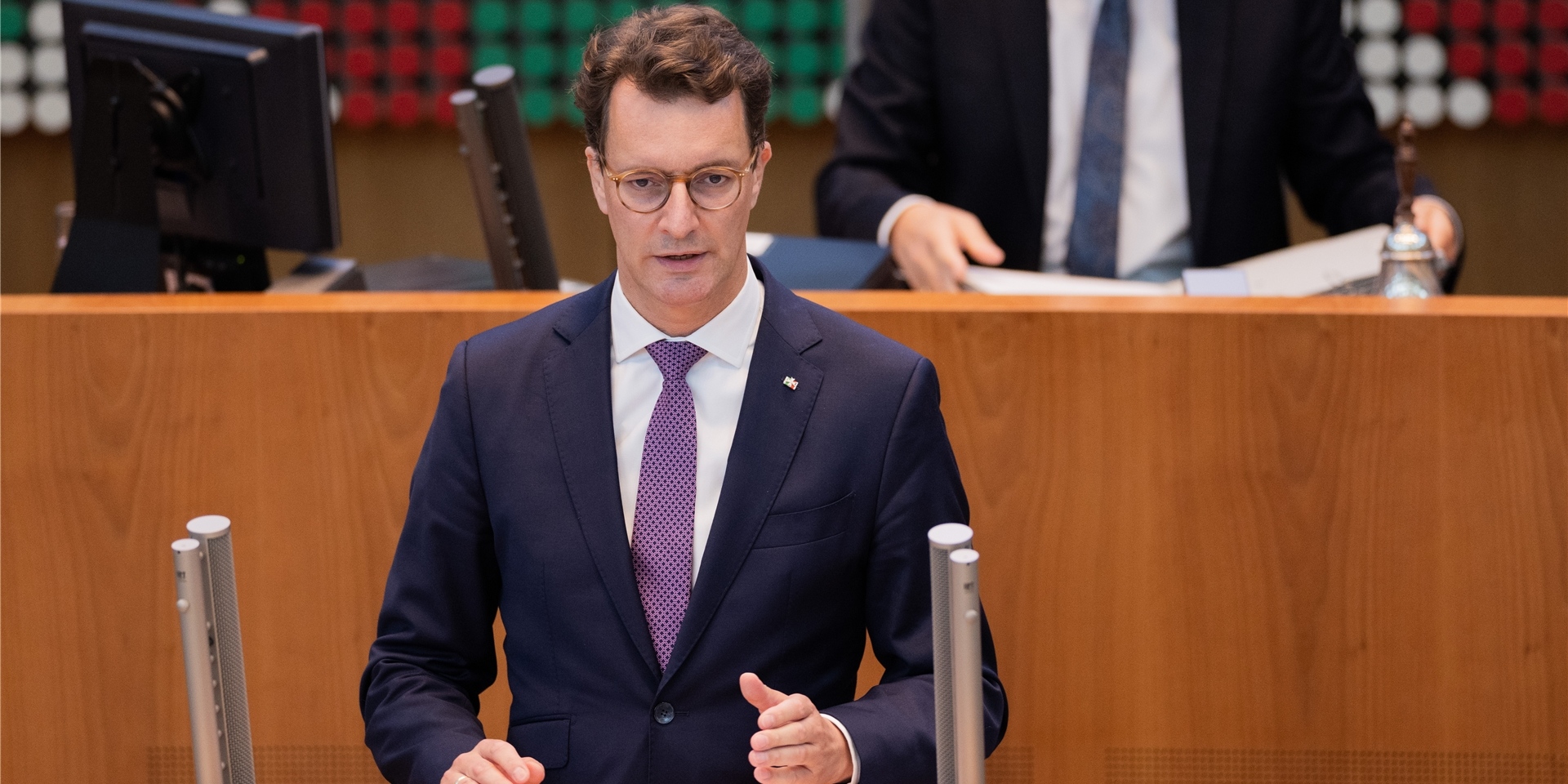 Hendrik Wüst (CDU), Ministerpräsident von Nordrhein-Westfalen, spricht im Plenum des Landtags.