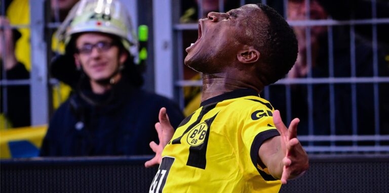 Youssoufa Moukoko bejubelt seinen Treffer gegen Schalke.