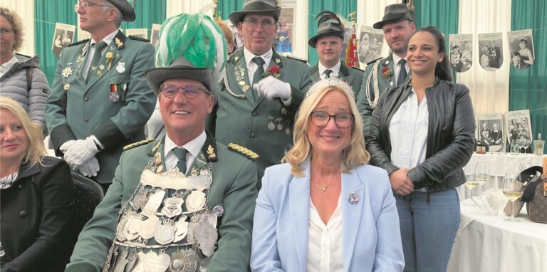 Das Schützenpaar Ludger und Claudia Grothus nach der Krönung.