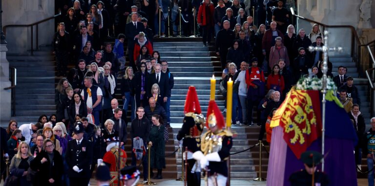 Trauernde gehen am Sarg von Königin Elizabeth II., der auf dem Katafalk in der Westminster Hall im Palace of Westminster aufgebahrt ist, vorbei.