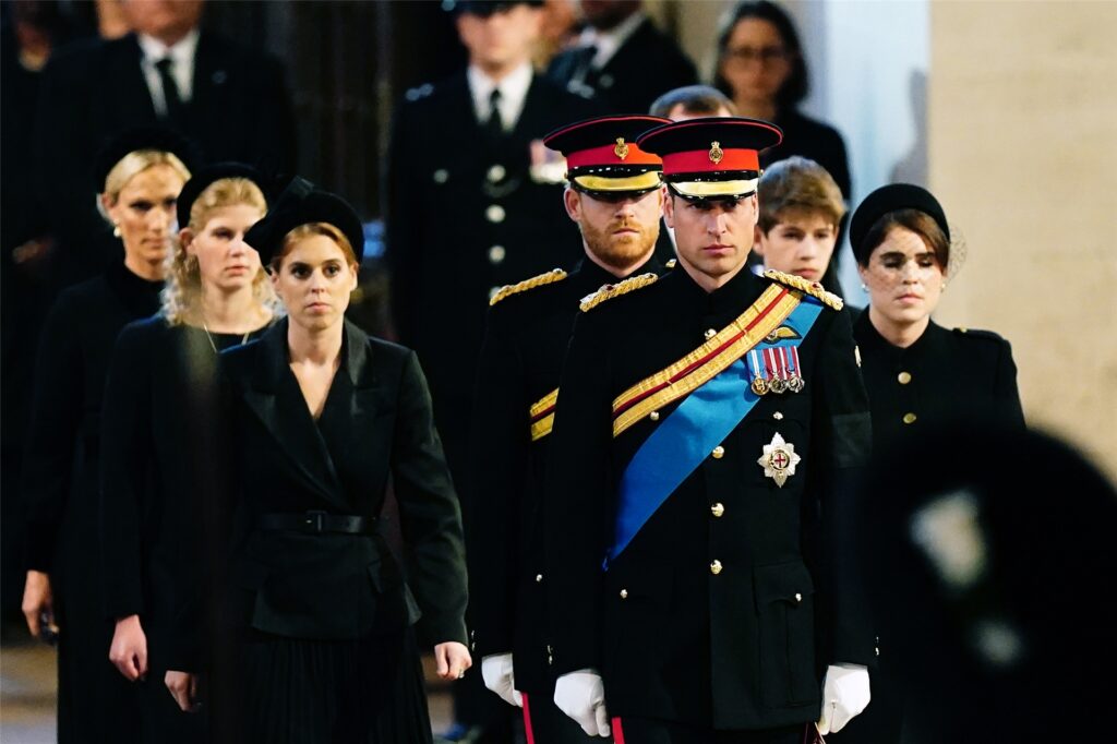 Die Enkelkinder von Königin Elizabeth II., Zara Tindall (l-r), Lady Louise, Prinzessin Beatrice, der Herzog von Sussex, Prinz Harry, der Prinz von Wales, Prinz William, James, Viscount Severn und Prinzessin Eugenie kommen zu einer Totenwache am Sarg ihrer Großmutter, Königin Elizabeth II.