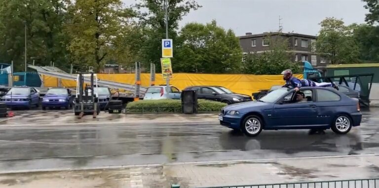 Bitte gut festhalten! Der BMW-Fahrer gibt Gas – trotz Beifahrers auf dem Dach.