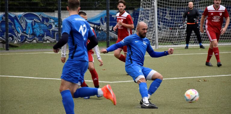 Sinan Özkaya gibt hier den Ball präzise weiter. Bereits kurz nach dem Anpfiff hatte der Stürmer von BW Westfalia Langenbochum das 1:0 für seine Mannschaft auf dem Fuß.