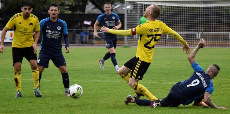 SuS-Kapitän Timo Milcarek wird in dieser Situation von seinem Langenbochumer Gegenspieler Marvin Poggel unsanft von den Beinen geholt. Nur wenige Minuten später musste der Spielführer verletzt ausgewechselt werden.