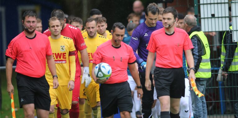 Zwei Tore fielen im Duell der SV Wacker Obercastrop (r) gegen den DSC Wanne (gelbe Hemden).