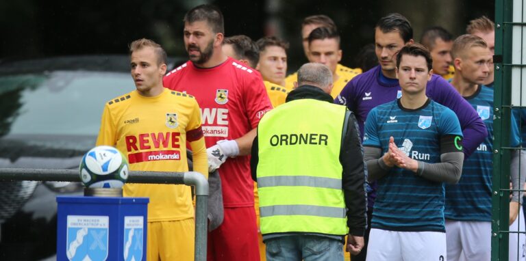 Zu Beginn des Westfalenliga-Duells beim SV Wacker Obercastrop ahnte Daniel Schultz (2.v.l.) noch nicht, dass er zum 1:1 ein kurioses Tor kassieren würde.
