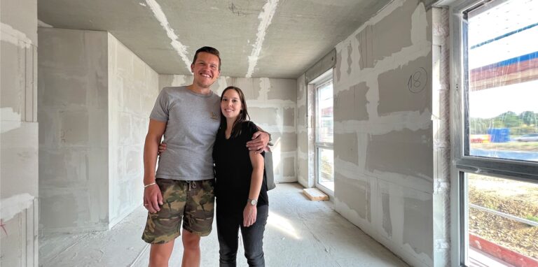 Veronika und Matti Ostwinkel erkunden den Rohbau ihres Hauses im Wohnpark Emscherquelle.