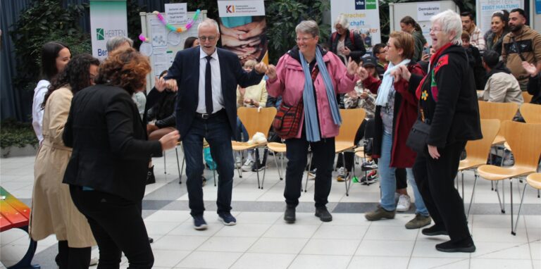 Bürgermeister Matthias Müller und weitere Besucher tanzen beim interkulturellen Stadtfest im Glashaus.