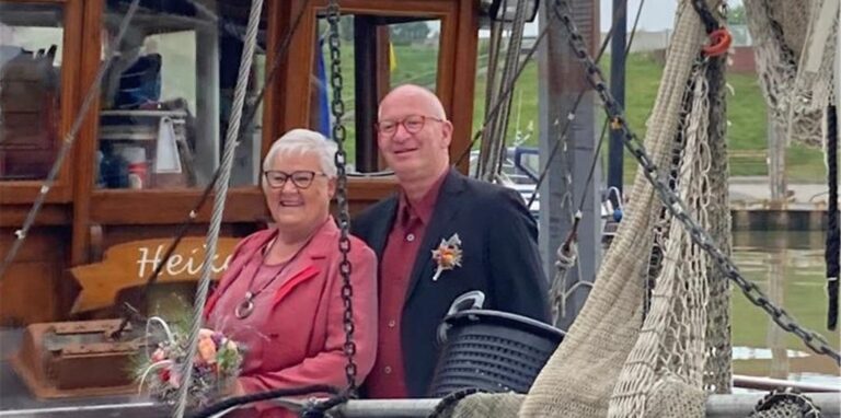 Ein Mann und eine Frau auf einem Krabbenkutter.
