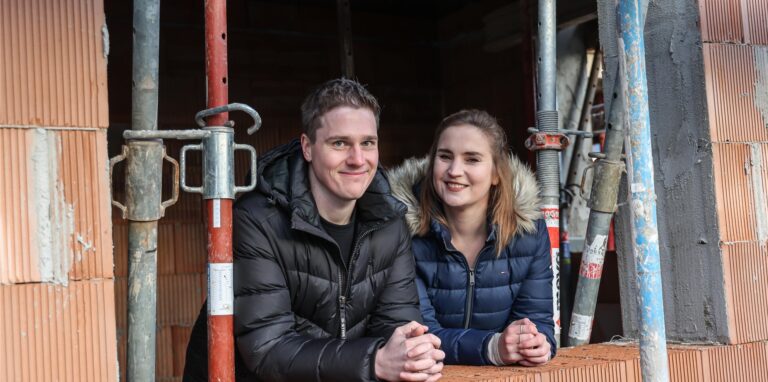Auf die Fenster warten Lisa König und Chris Kremer weiterhin. Ansonsten aber ist ihre Doppelhaushälfte in Dortmund-Brechten im Rohbau fertig und sie machen sich schon fleißig Gedanken darüber, wie sich das Wohnen in ihrem neuen Zuhause gestalten lässt. Aktuell denken sie darüber nach, wo und wie sie all ihre Sachen am besten verstauen können. Einen Keller gibt es schließlich nicht.