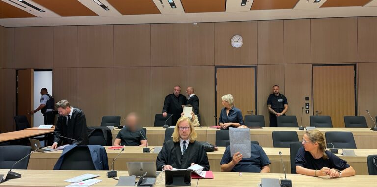 Angeklagte, Anwälte und Justizangestellte im Gerichtssaal kurz vor Prozessbeginn im sogenannten „Ostring-Prozess“ um eine explodierte Drogenküche.
