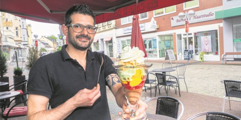 Ein Mann mit einem Becher Speiseeis.