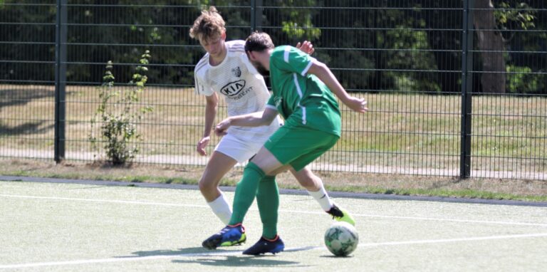 Suderwichs Dustin Augustin (r.) versucht hier, am Distelner Jan Strebel vorbeizukommen.