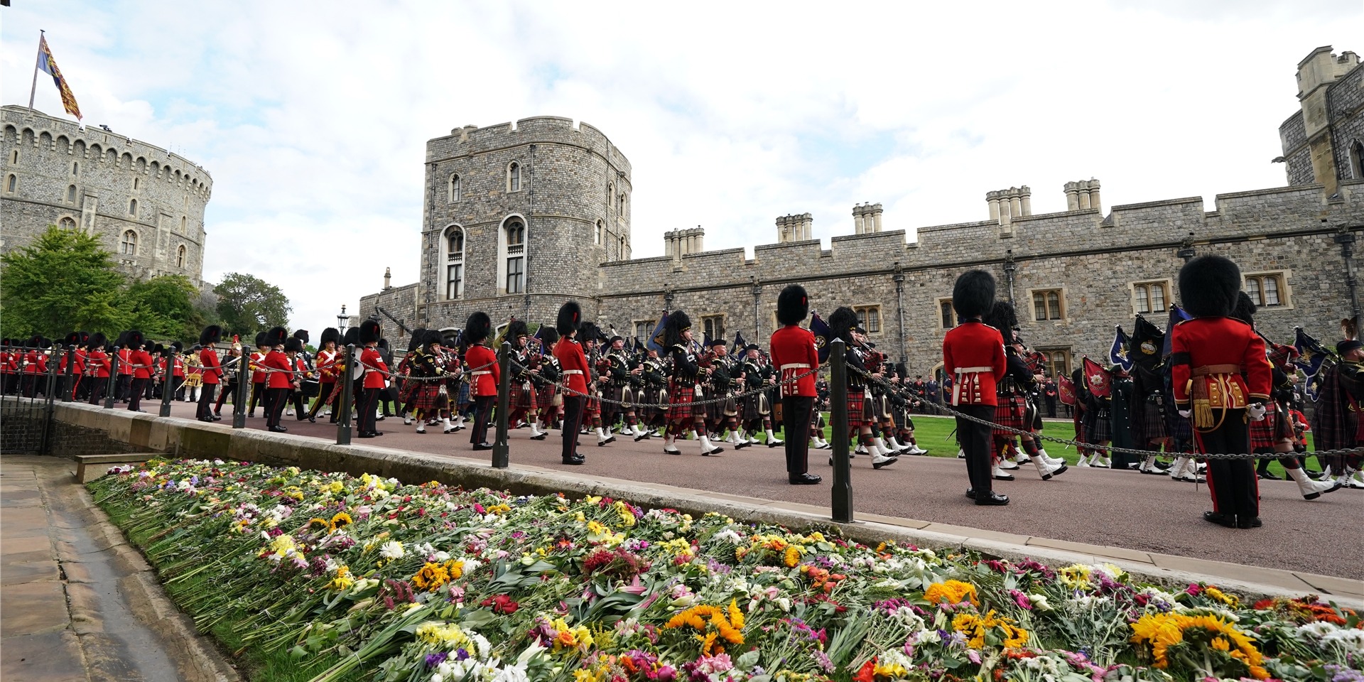 Blumen liegen vor Schloss Windsor bei der feierlichen Prozession mit dem Sarg von Königin Elizabeth II. I