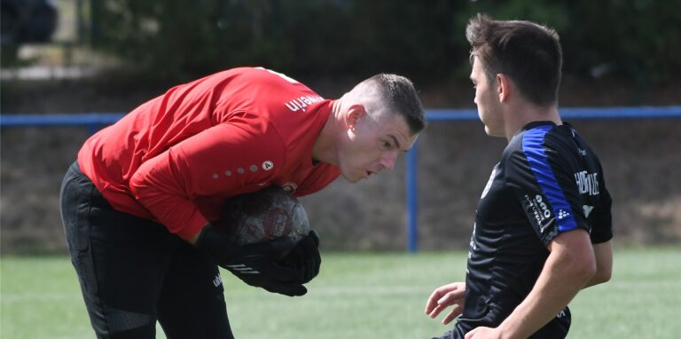 Nach einem Spiel in der Kreisliga B mit zwei Roten Karten verhalf ein Trainer dem Schiedsrichter mit einem Videobeweis zu einer besseren Bewertung einer Szene.