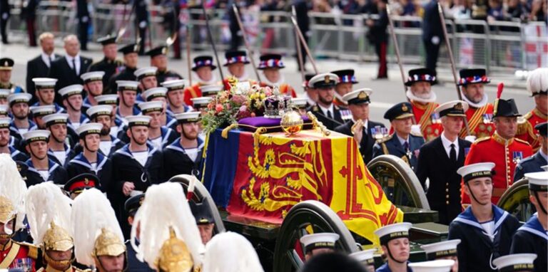 Der Sarg von Königin Elizabeth II. wird in einer feierlichen Prozession nach der Trauerfeier in der Westminster Abbey durch die Straßen Londons gezogen.
