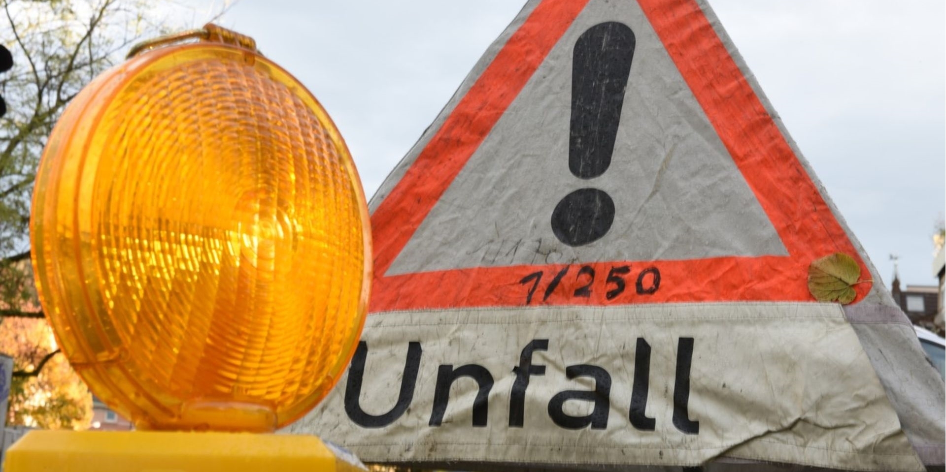 Ein Schild weist auf einen Verkehrsunfall hin.