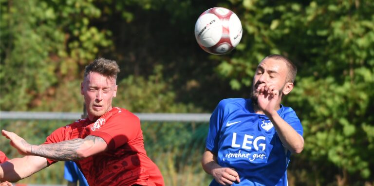Kevin Tann (l) von Arminia Ickern ist nach dem sechsten Saison-Spieltag neuer Spitzenreiter der Castrop-Rauxeler Torjägerliste.