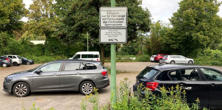 Mehrere Autos stehen auf dem Schulparkplatz des städtischen Gymnasiums Herten.