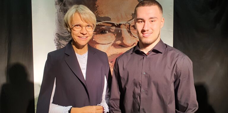 Semih Akoglu, Schülersprecher der Rosa-Parks-Schule, und NRW-Schulministerin Dorothee Feller.