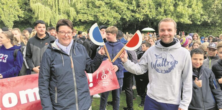 Realschul-Rektorin Lisa Dahlhues und Bürgermeister Marcel Mittelbach geben das Startsignal für den Sponsorenlauf im Stadtpark.