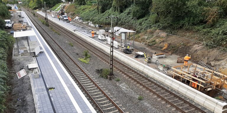 Arbeiter der Deutschen Bahn stehen auf der Baustelle des neuen S-Bahn-Haltepunkts in Herten-Mitte.