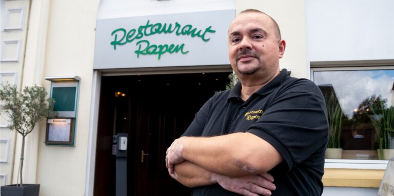 Ein Mann steht vor einem Restaurant