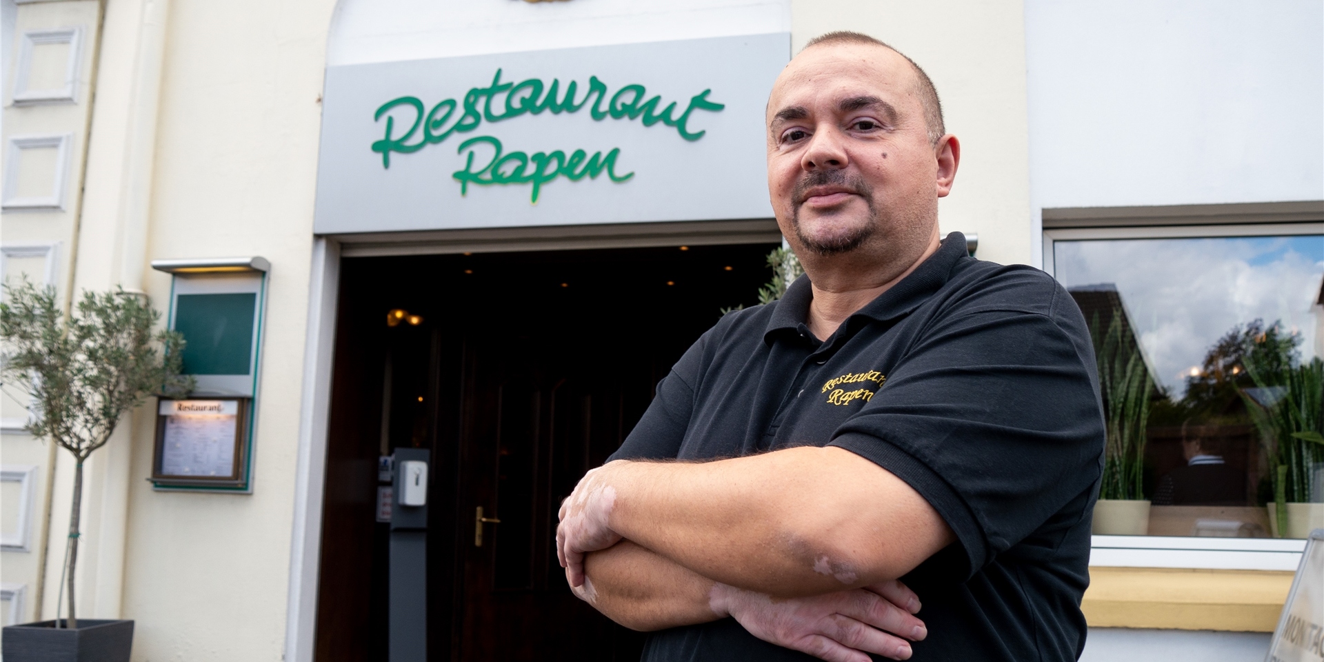 Ein Mann steht vor einem Restaurant