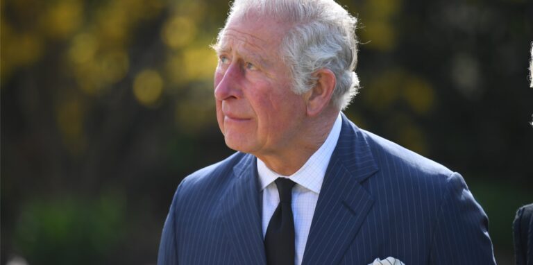 König Charles III. guckt in den Himmel.