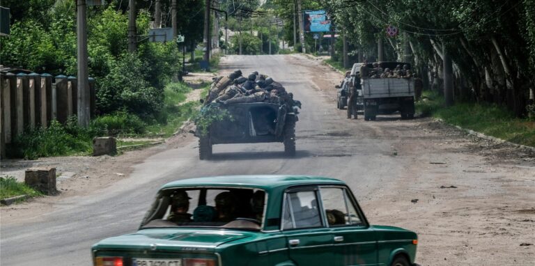 Soldaten liegen auf einem Panzer in der Region Luhansk.