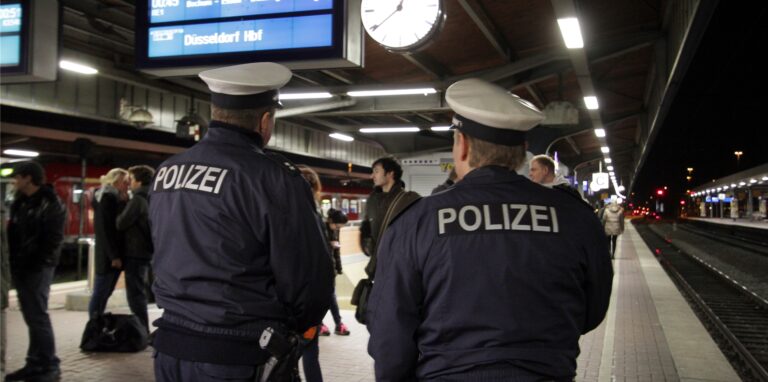 Mit viel Kraft haben Bundespolizisten im Dortmunder Hauptbahnhof einen Randalierer aus der Regionalbahn 32 geholt. (Symbolbild)