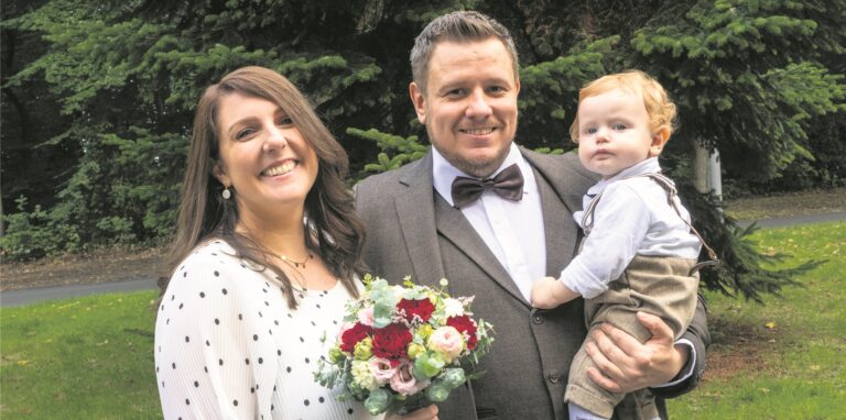 Brautpaar Marcel (geb. Draeger) und Stefanie Krückhans mit Sohn Moritz-Bruno.